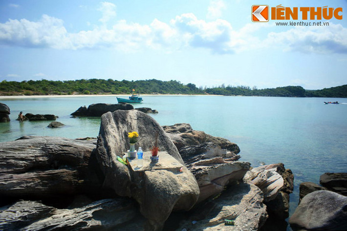 Bên cạnh giếng nước kỳ lạ, khu vực này còn lưu giữ nhiều dấu tích khác không kém phần huyền bí, như một vết lõm giống hình bàn chân trên đá, được cho là dấu chân chúa Nguyễn Ánh, hay một tảng đá có hình dáng như chiếc ghế quay lưng ra biển, được người dân gọi là ngai vua.