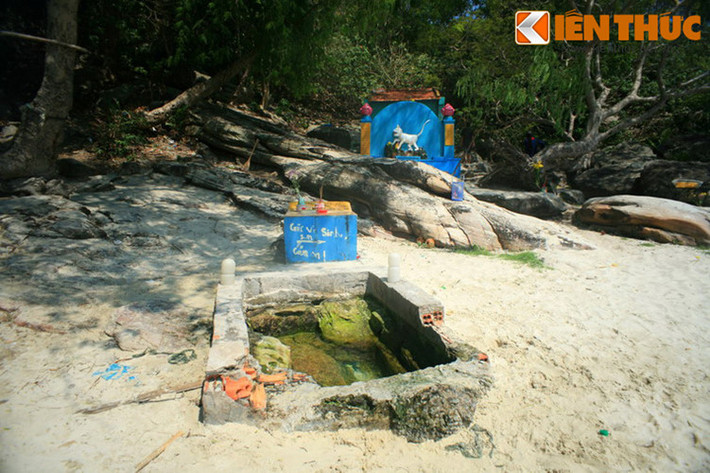 Nằm trên bãi Ngự thuộc thị trấn An Thới, huyện đảo Phú Quốc, tỉnh Kiên Giang, giếng Tiên còn gọi là giếng Ngự hoặc giếng Gia Long là một giếng cổ gắn với giai thoại lịch sử đầy huyền bí của vua Gia Long - Nguyễn Ánh.
