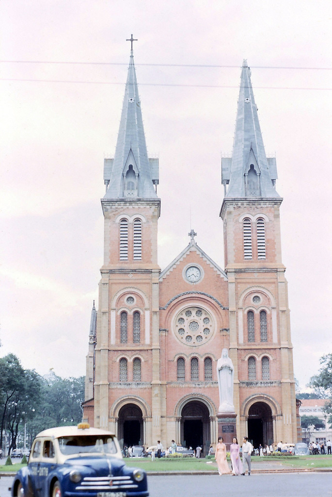 Năm 1964, nhà Thờ Đức Bà bị sét đánh gãy mất một cây thánh giá. Ảnh: Iparkes.