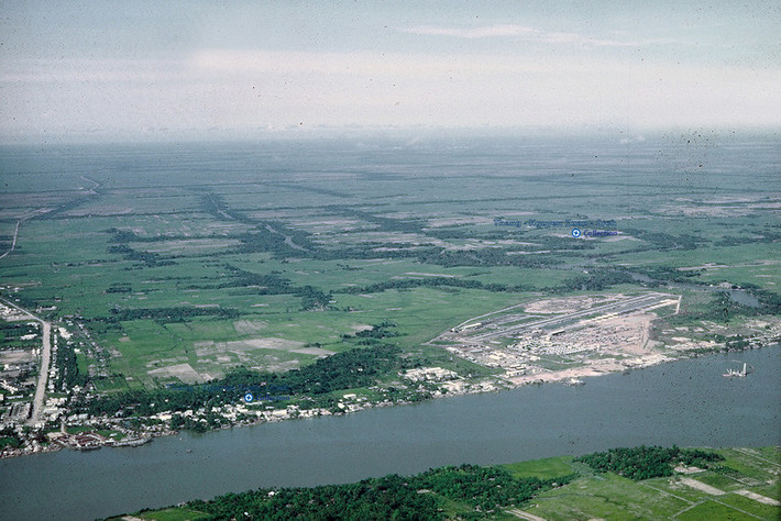 Sông Cổ Chiên và sân bay Vĩnh Long cũ ở phía phải, 1967-1968. Ảnh: J.Neal Jednoralski.