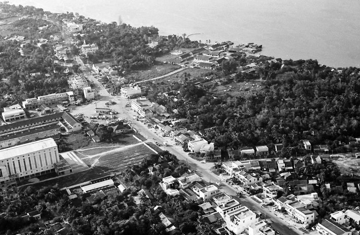 Ngã ba Cần Thơ và nhà thờ chính tòa Vĩnh Long (góc dưới bên trái) năm 1966-1967. Ảnh: R Mahoney.