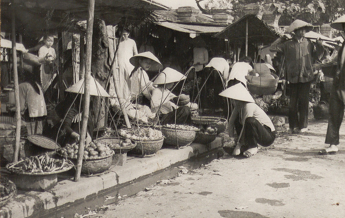 Những gánh hàng rong tại một khu chợ ở Hà Nội khoảng năm 1949-1954. Ảnh tư liệu.
