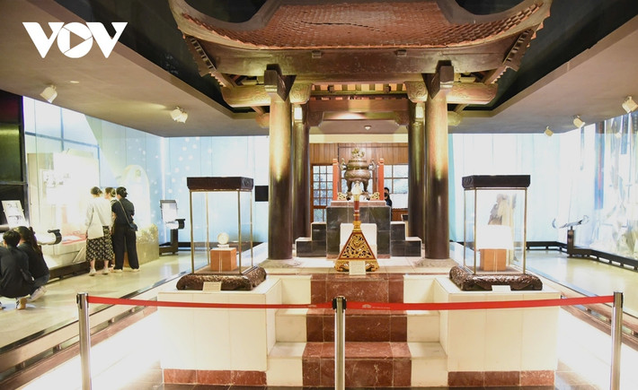 Bảo tàng Hồ Chí Minh (Hà Nội) có không gian trưng bày gồm ba phần, trong dó, phần mở đầu trưng bày về cuộc đời, sự nghiệp cách mạng của Chủ tịch Hồ Chí Minh và Nhân dân Việt Nam thực hiện Di chúc của Người.
