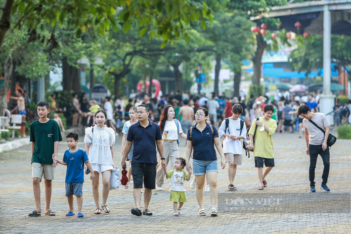 Thời tiết tại Hà Nội dịp nghỉ lễ có phần nắng nóng, nhiệt độ lên đến 34 độ C nên nhiều người đã lựa chọn công viên nước hồ Tây để vui chơi.