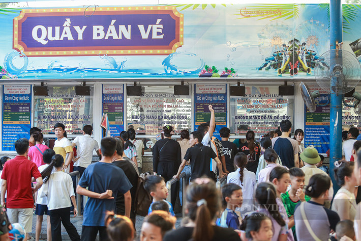 Khu vực bán vé đông nghịt người, đặc biệt vào lúc 17h chiều, khi giá vé chỉ còn một nửa. Tuy nhiên phải xếp hàng mất 15 - 20 phút mới đến lượt.