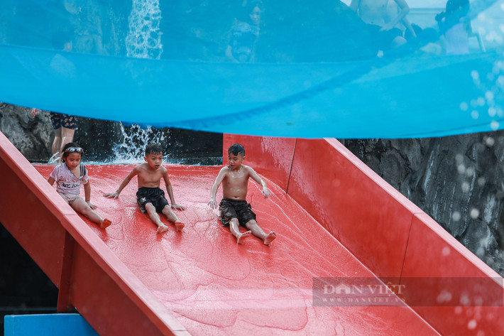 Các bạn trẻ thích thú với trải nghiệm tại cầu trượt nước.