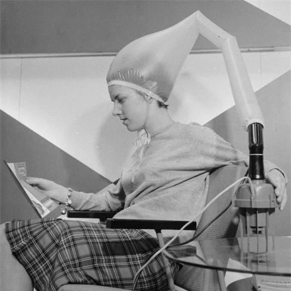 9- Máy sấy tóc có mũ: Máy sấy tóc trùm đầu được giới thiệu cho khách hàng vào năm 1951. Thiết bị này bao gồm một máy sấy tóc và một bộ phận di động được kết nối với một ống dẫn đến mũ. Mục đích của thiết kế này là mang lại lượng nhiệt tối đa có thể cho khách hàng mà không lãng phí.