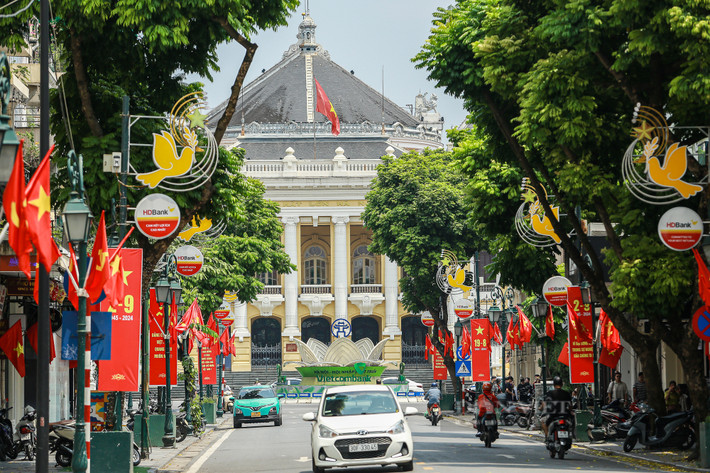 Tại Hà Nội: Những ngày gần đây, Thủ đô như được khoác lên mình chiếc áo mới, ngập tràn cờ đỏ sao vàng. Từ các tuyến phố lớn cho tới ngõ nhỏ, cờ Tổ quốc tung bay phấp phới, trở thành nét đẹp văn hoá, thể hiện niềm tự hào dân tộc của mỗi người dân Việt Nam. Ảnh: Khổng Chí.