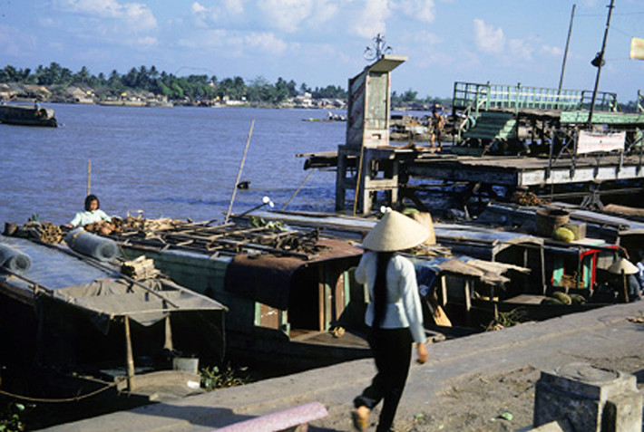 Bến Ninh Kiều ở Cần Thơ năm 1967. Ảnh: Dean Jones Collection.