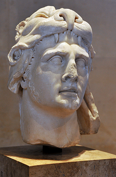 Theo truyền thuyết, do bị ám ảnh bởi nỗi sợ bị ám sát, vua Mithridates (cai trị Ba Tư từ 120-63 TCN) đã tự đầu độc mình mỗi ngày bằng một lượng nhỏ chất độc nhằm tăng khả năng miễn dịch với nhiều loại chất độc khác nhau. Khi thua trận trước hoàng đế La Mã, ông đã cố gắng tự tử bằng thuốc độc nhưng không chết, và đã phải nhờ thuộc hạ dùng gươm kết liễu đời mình.