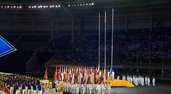 Lễ kéo cờ diễn ra. Các lá cờ của nước chủ nhà Myanmar, lá cờ SEA Games và lá cờ Liên đoàn thể thao Đông Nam Á được giương cao.