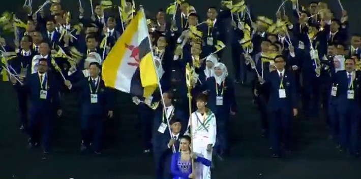 Đoàn vận động viên tham dự SEA Games của Brunei bước qua lễ đài.