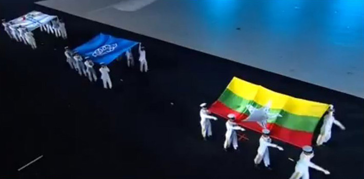 Cờ nước chủ nhà Myanmar và cờ SEA Games được rước qua lễ đài.