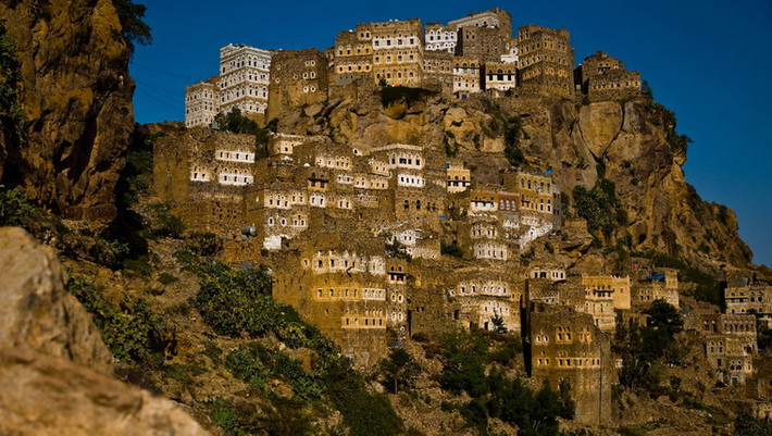 Người Yemen đã xây dựng rất nhiều khu định cư trên vách đá, và Al-Hajjarah nổi tiếng nhất trong số những công trình này. Nơi đây có hàng chục nóc nhà được tạc vào vách đá, nhiều nhà trong số đó có tuổi đời hàng thế kỷ. Các sử liệu cho thấy Al-Hajjarah được xây dựng từ thế kỷ 11 dưới thời đế chế Ottoman. Tiêu tốn một nguồn nhân lực, vật lực khổng lồ, đây thực sự là một pháo đài bất khả xâm phạm.