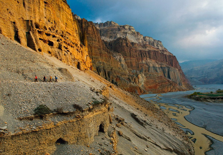 Hang Trời nằm gần dãy Himalaya ở Nepal là một vách đá chứa hơn 10.000 hang động nhân tạo, chia thành 8 tầng, có tuổi đời khoảng 8 thế kỷ. Hệ thống hang động này do người Mustang xây dựng, từng là một khu định cư nhộn nhịp trên tuyến đường thương mại giữa Tây Tạng và Ấn Độ. Không ai biết công trình kỳ vĩ này đã được người xưa xây dựng như thế nào.