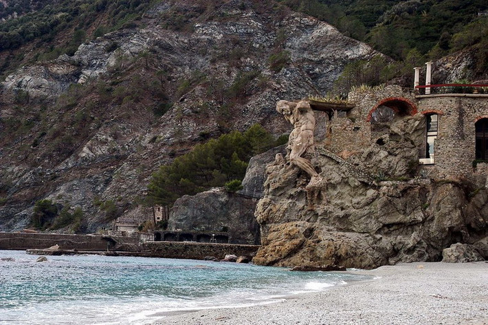 Ngôi làng Monterosso al Mare của Italia nổi tiếng với bức tượng thần Neptune cao 14m, được đắp trên một vách đá nhô ra biển. Nhà điêu khắc Arrigo Minerbi đã dùng đến 1.700 tấn vật liệu, gồm sắt thép và bê tông để thực hiện tác phẩm này vào năm 1910. Đáng tiếc rằng bức tượng đã bị mất hai cánh tay cùng chiếc đinh ba sau các cuộc chiến tranh thế giới. Thời tiết khắc nghiệt cũng làm bức tượng trở nên xuống cấp nghiêm trọng.