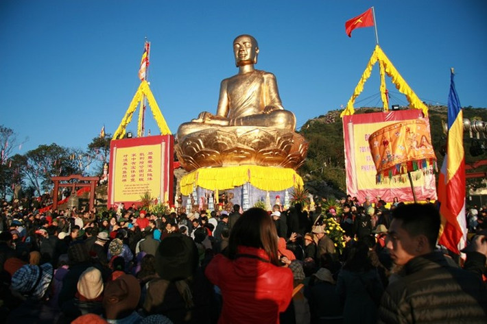 Trần Nhân Tông (1258 – 1308), tên thật là Trần Khâm, là vị vua thứ ba của nhà Trần. Ở ngôi 15 năm, ông được nhiều sử gia đánh giá là vị vua anh minh nhất trong lịch sử Việt Nam. Ảnh: Tượng Phật Hoàng Trần Nhân Tông được hô thần nhập tượng tại đỉnh Yên Tử sáng 3/12/2013.