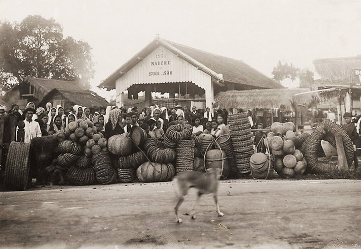 Chợ Suối Sâu ở Trảng Bàng, Tây Ninh, thập niên 1920-1930. Ảnh: Leon Busy.