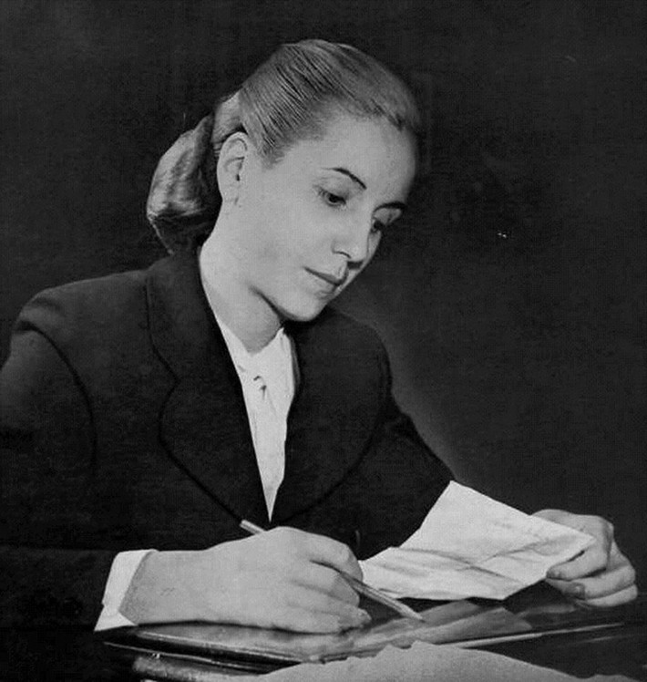 Sau khu qua đời, thi hài của Evita - nữ diễn viên kiêm chính trị gia nổi tiếng Argentina đã được ướp bằng dầu thơm và đưa tới một số nước châu Âu trước khi quay trở lại quê hương để an nghỉ tại nghĩa trang ở thủ đô Bueno Aires.
