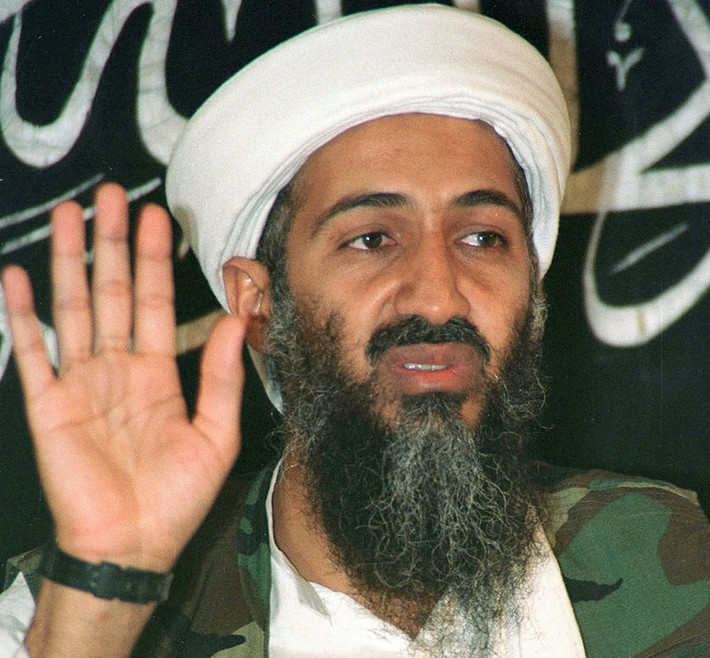 Sau khi hạ sát Bin Laden, do lo sợ nơi chôn cất trùm khủng bố này sẽ trở thành nơi hành hương của các tín đồ Hồi giáo quốc tế, quân đội Mỹ đã an táng ông ta tại một vị trí bí mật trên biển khơi. Công việc này được tiến hành với các “nghi thức đạo Hồi”, theo thông báo của nhà chức trách Mỹ.