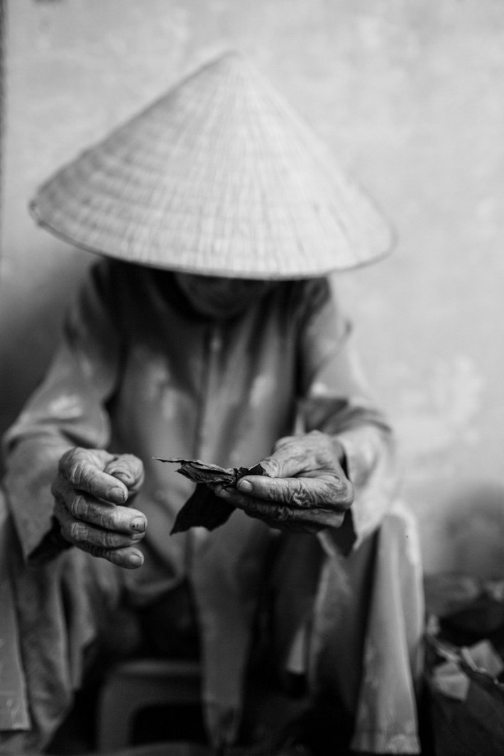 Bà cụ bán thuốc lá.