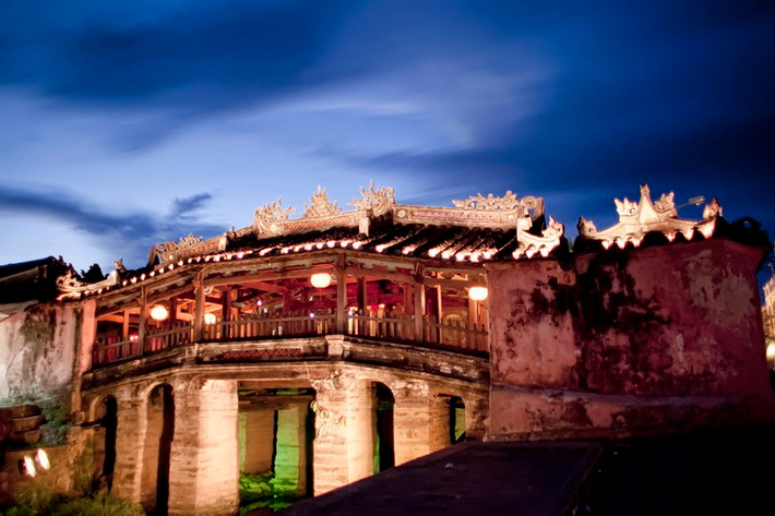 Chùa cầu Hội An lung linh trong buổi chiều tà.