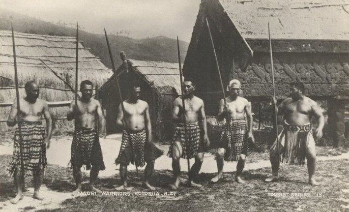 Người Maori, bộ tộc bản địa của New Zealand tin rằng nuốt sống những miếng thịt của kẻ thù sẽ giúp hấp thụ kỹ năng và sức mạnh chiến đấu, khiến họ trở nên thiện chiến hơn. Vào tháng 10/1809, một nhóm chiến binh Maori đã ăn thịt gần như toàn bộ 66 người trên một con thuyền châu Âu để trả thù một vụ ngược đãi dân bản xứ. Một vài người sống sót nhờ ẩn nấp trên tàu đã không thể tin nổi điều xảy ra.