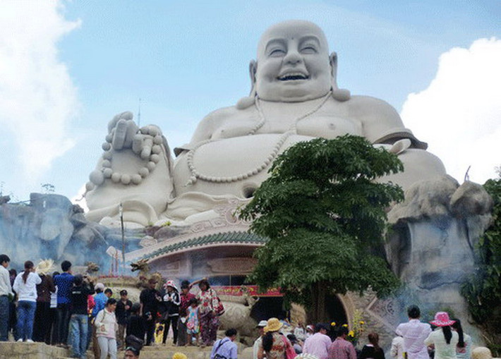 Tượng được đặt trên đỉnh Thiên Cấm Sơn, núi Cấm, cao 710 m so với mặt nước biển, là ngọn núi cao và hùng vĩ nhất của vùng Thất Sơn huyền bí. Chiều cao từ dưới chân đế đến đỉnh đầu tượng là 33,6 m, diện tích bệ tượng 27x27 m. Tổng trọng lượng cả nền và vỏ tượng gần 1.700 tấn bê tông cốt thép.