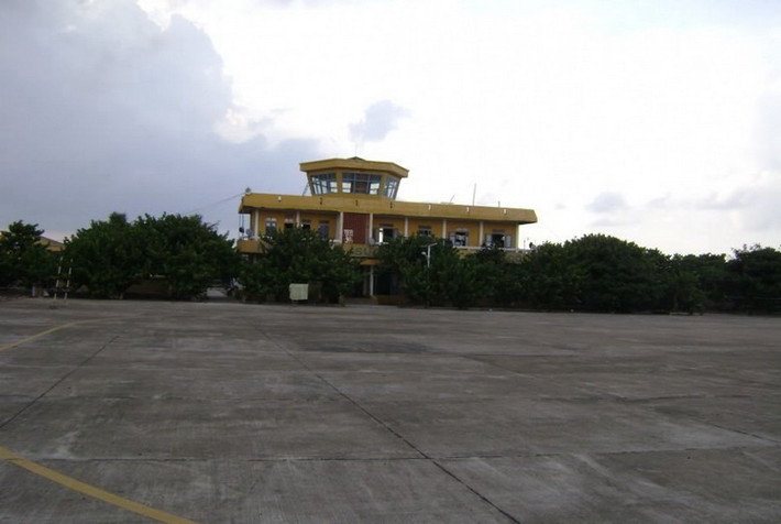 Sân bay trên đảo được xây dựng từ tháng 6/1976 – 8/1977. Vào thời điểm kể trên, đây chỉ là sân bay tạm có lớp mặt trải bằng những tấm ghi nhôm, có chiều dài 560m, rộng 24m.
