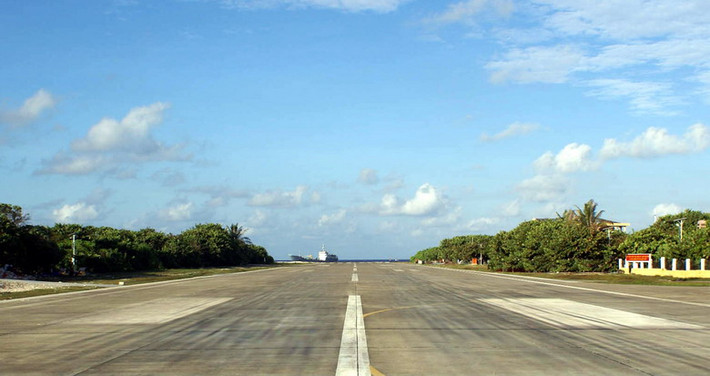 Theo tấm bia kỉ niệm đặt tại sân bay, đơn vị khảo sát, thiết kế sân bay là Phòng Công binh – Binh chủng Phòng không không quân, đơn vị thi công là Trung đoàn Công binh 28 – Quân chủng Phòng không không quân.