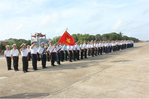 Không chỉ là nơi máy bay cất, hạ cánh, đường băng của sân bay Trường Sa cũng đảm nhiệm chức năng của một quảng trường lớn, nơi tiến hành những nghi lễ trang trọng của người lính đảo.