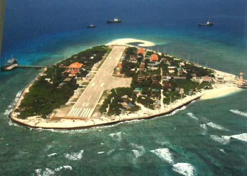 Đảo Trường Sa Lớn thuộc huyện đảo Trường Sa, tỉnh Khánh Hoà, cách đất liền hơn 550 km, diện tích nổi hơn 150.000 m2. Đường băng sân bay là công trình dễ nhận ra nhất khi quan sát hòn đảo từ trên cao.