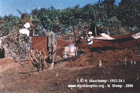 Lính Pháp nhanh chóng dựng trại và tiến hành đào hầm, hào, dựng công sự.