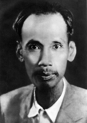 Chân dung Chủ tịch Hồ Chí Minh năm 1945. Người về Việt Nam từ năm 1941 và lãnh đạo cuộc cách mạng giải phóng dân tộc đi đến thắng lợi vào tháng 8/1945.