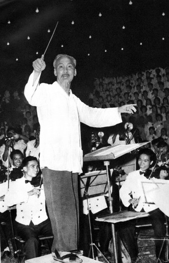 Hồ Chủ tịch cầm nhịp hát bài “Đoàn kết”.