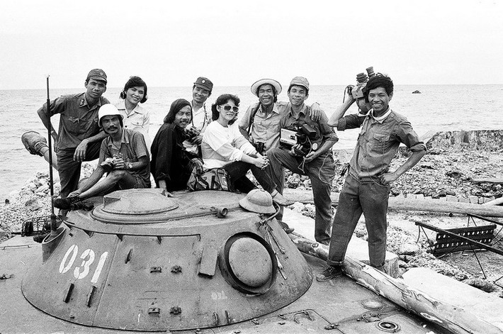 Vào tháng 5/1988, một đoàn công tác của tỉnh Phú Khánh (cũ) gồm các nhà báo, nhà quay phim cùng cố nhạc sĩ Xuân An và hai ca sĩ Thanh Thanh, Anh Đào đã có mặt tại các điểm đảo ở Trường Sa giữa cao trào của chiến dịch CQ-88 lịch sử.