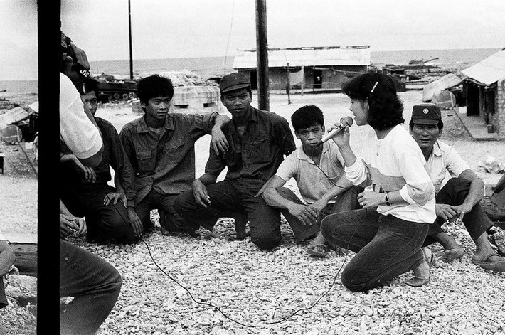 Ca sĩ Thanh Thanh nổi tiếng với bài hát "Gần lắm Trường Sa" của cố nhạc sĩ Huỳnh Phước Long. Mỗi lần cô hát đều được lính đảo Trường Sa hoan hô nhiệt liệt.