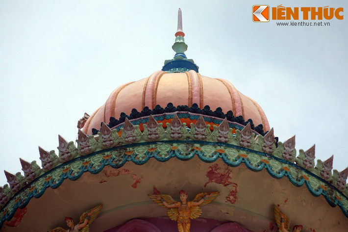 Chùa được cất theo lối chữ “tam”, với kiến trúc kết hợp phong cách nghệ thuật Ấn Độ và kiến trúc cổ dân tộc Việt. Điểm ấn tượng nhất của chùa là chính điện với ngôi tháp chính có nóc tròn hình củ hành, giống những đền chùa ở Ấn Độ. Đỉnh tháp chính được trang trí rất cầu kỳ.