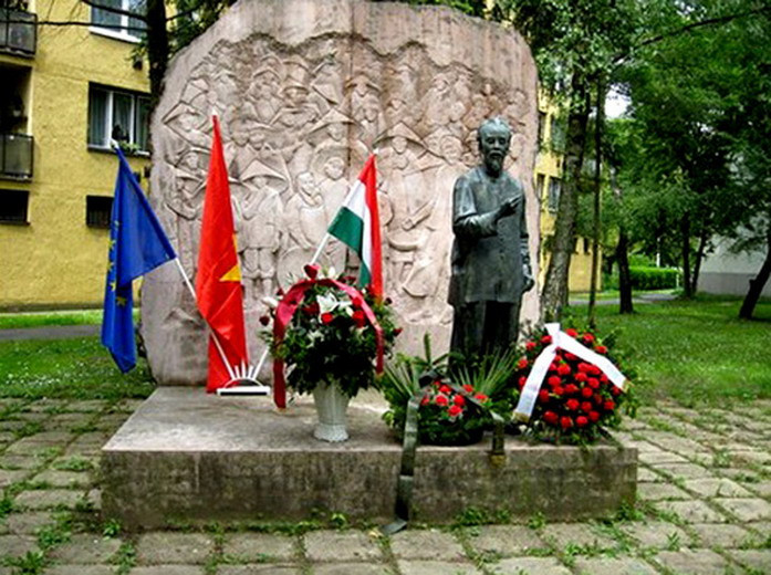 Tại Hungary, đài tưởng niệm Chủ tịch Hồ Chí Minh (có từ năm 1976) được dựng tại công viên thành phố Zalaegerszey, cách thủ đô Budapest khoảng 220 km.