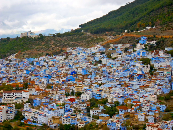 Thành phố Chefchaouen nằm ở phía Đông Bắc Morocco được cả thế giới biết đến với màu xanh lam bao phủ lên hầu hết các tòa nhà của thành phố.