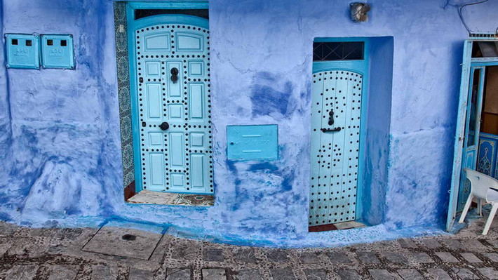 Những con phố dích-dắc như mê cung chìm ngập trong màu xanh kỳ ảo khiến Chefchaouen giống như một thế giới siêu thực.