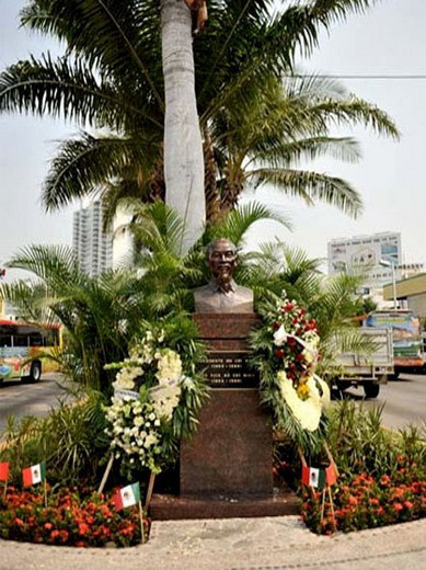 Tượng đài Chủ tịch Hồ Chí Minh tại thành phố Acapulco, thuộc bang Guerrereo (miền Nam Mexico) được đặt đối diện tượng đài người anh hùng dân tộc vĩ đại của châu Mỹ Latin Simon Bolivar, tại đại lộ Miguel Aleman, đại lộ chính và lớn nhất thành phố Acapulco.