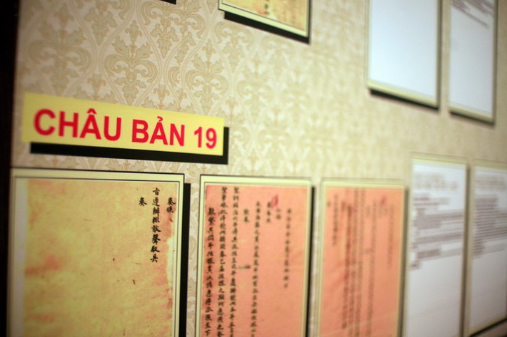 19 châu bản (văn bản hành chính cấp nhà nước) phản ánh quá trình thực thi chủ quyền của triều đình nhà Nguyễn trên hai quần đảo Hoàng Sa - Trường Sa đã được giới thiệu tại triển lãm. Đây là bằng chứng cho thấy các vua triều Nguyễn luôn quan tâm đến vấn đề thực thi chủ quyền Hoàng Sa - Trường Sa thông qua việc liên tục cử người ra hai quần đảo để khảo sát, cắm mốc, vẽ bản đồ, cứu hộ cứu nạn với thuyền bè Việt Nam và các nước trong khu vực.