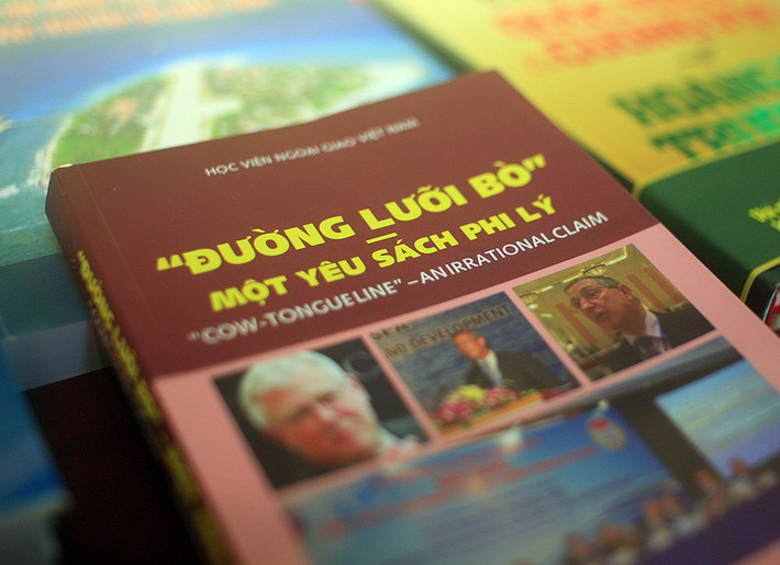 Bên cạnh các ấn phẩm của Việt Nam, còn có các công trình nghiên cứu của các chuyên gia quốc tế, phủ nhận sự phi lý trong yêu sách chủ quyền của Trung Quốc.