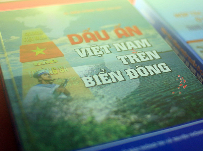 Hàng chục ấn phẩm khẳng định chủ quyền biển đảo Việt Nam đã được giới thiệu trong triển lãm "Hoàng Sa, Trường Sa của Việt Nam những bằng chứng lịch sử".