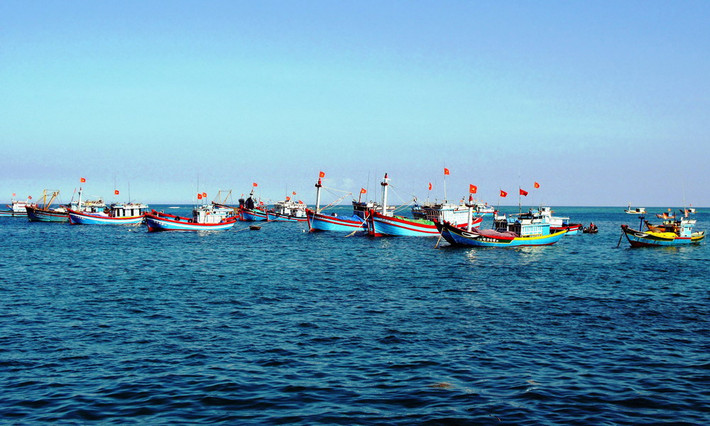 Quần đảo Hoàng Sa của Việt Nam đã được các triều đại phong kiến Việt Nam xác lập chủ quyền từ nhiều thế kỷ trước. Cũng như quần đảo Trường Sa, điều kiện sinh sống của con người tại Hoàng Sa là vô cùng khắc nghiệt. Hiện tại, Trung Quốc đang chiếm đóng trái phép các điểm đảo ở Hoàng Sa, nhưng khu vực này vẫn là điểm đánh bắt cá truyền thống của các ngư dân Việt Nam. Ảnh: Lao Động.