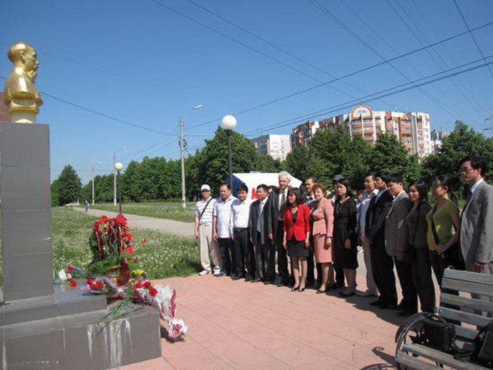 Tại thành phố Ulyanovsk trên quê hương Lenin, Tượng đài Hồ Chí Minh được đặt trên đại lộ mang tên Người.