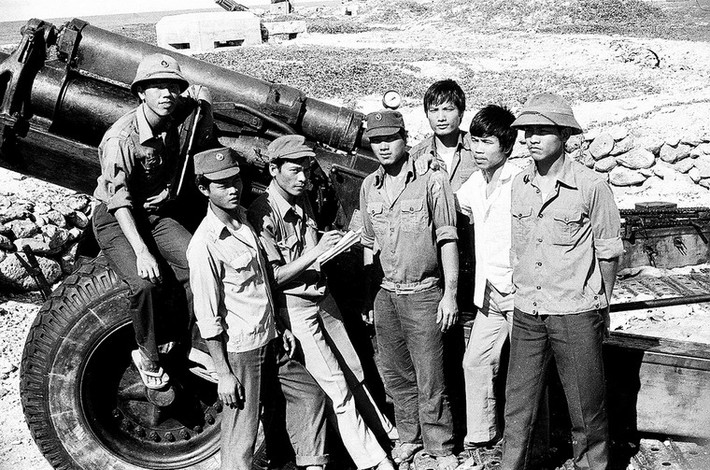 Các chiến sĩ trong một khẩu đội pháo D30.