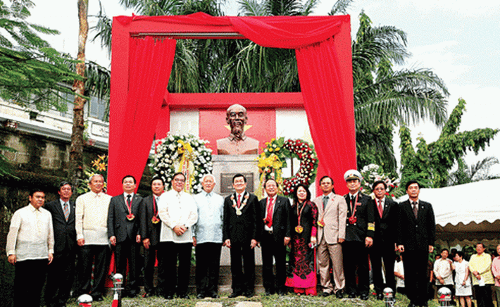 Tháng 10/2011 lễ khánh thành Tượng Chủ tịch Hồ Chí Minh đã diễn ra tại Công viên ASEAN trong khu phố cổ Intramuros - thủ đô Manila.