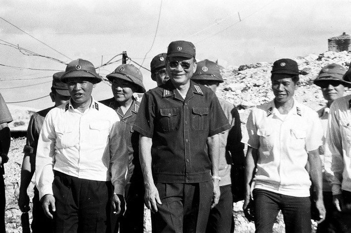Trong 2 năm 1986-1987, một mặt, ông yêu cầu bộ phận Tác chiến soạn thảo gấp kế hoạch và phương án phòng thủ Trường Sa, mặt khác đề xuất với Trung ương kế hoạch bảo vệ chủ quyền Việt Nam ở Trường Sa và thềm lục địa phía Nam. Kế hoạch của ông đã được chấp thuận.